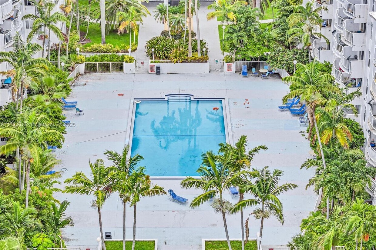 Foto principal - 488 NW 165th St