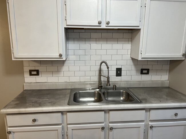 Kitchen - 14428 S Division St