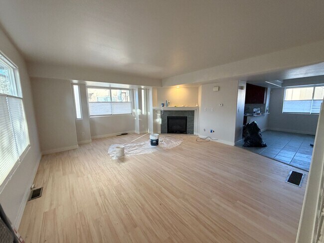 Building Photo - Premier Location!