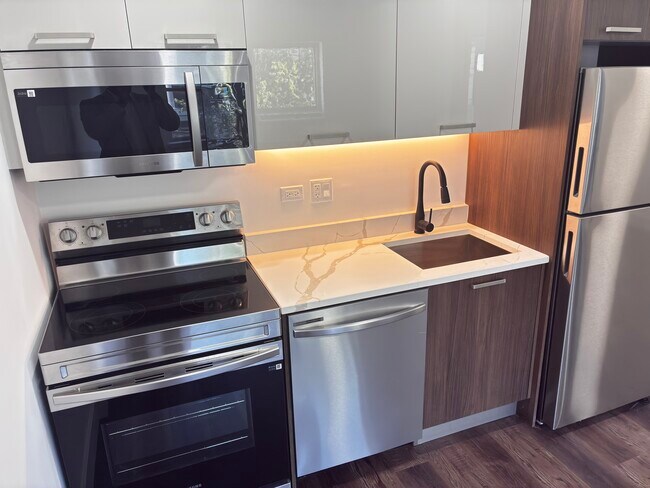 Building Photo - 1555 W Hollywood Ave