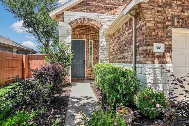 Foto del edificio - 616 Pheasant Hill Ln