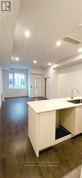 Photo du bâtiment - 165-T165 Pears Ave.