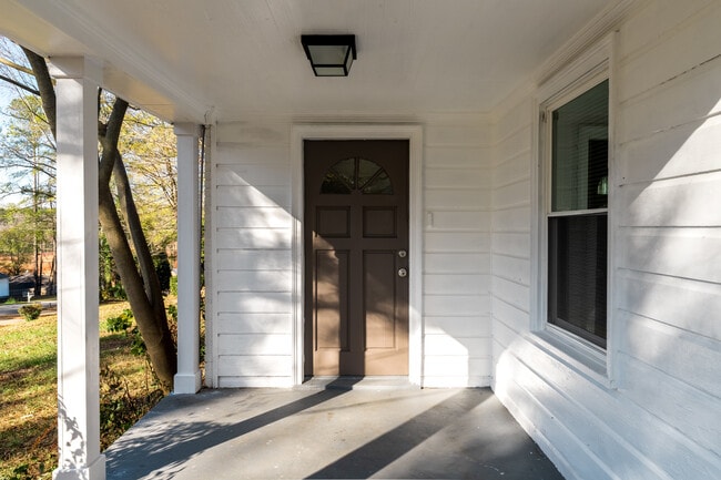 Building Photo - 1850 Hillsdale Dr