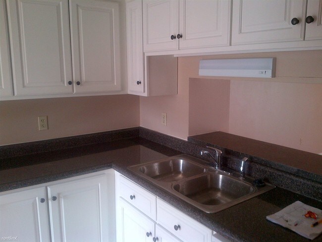 Building Photo - 5 br, 2.5 bath Townhome - 414 E Varsity Ln