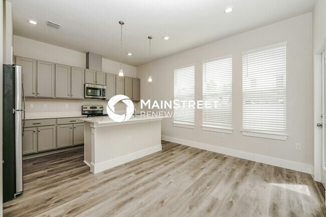 Building Photo - 4 Bedroom Pet-Friendly Home in Deland, FL with Main Street Renewal
