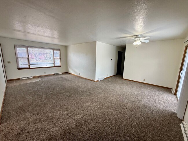 Foto del edificio - $1,000 off first months rent! Quick Move In! 3 bedroom, 1.5 Bath Home with attached garage in Lov...