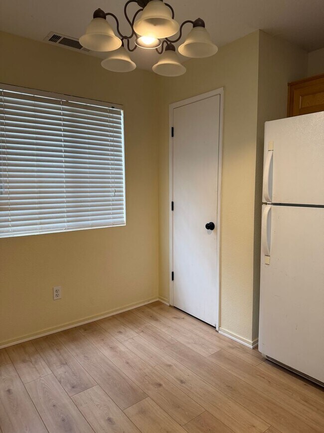 Foto del edificio - For Rent: 3 bedroom 2 bath