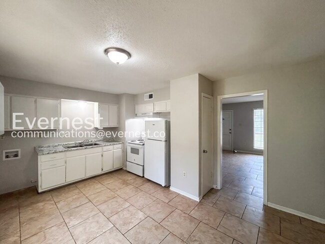 Foto del edificio - 8044 Oakbrook Dr