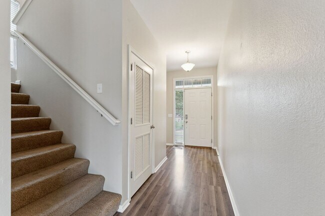 Foto del edificio - 2-Story with Loft, Deck, & Fenced Yard!!