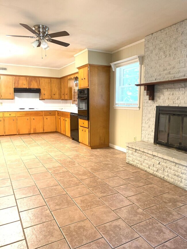 Building Photo - Your Next Home Awaits! 3 Bed/2 Bath Near J...