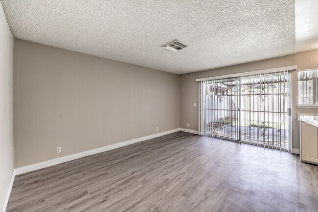 Building Photo - Las Vegas townhome for rent.