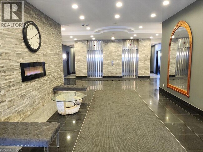 Photo du bâtiment - 135 James St S