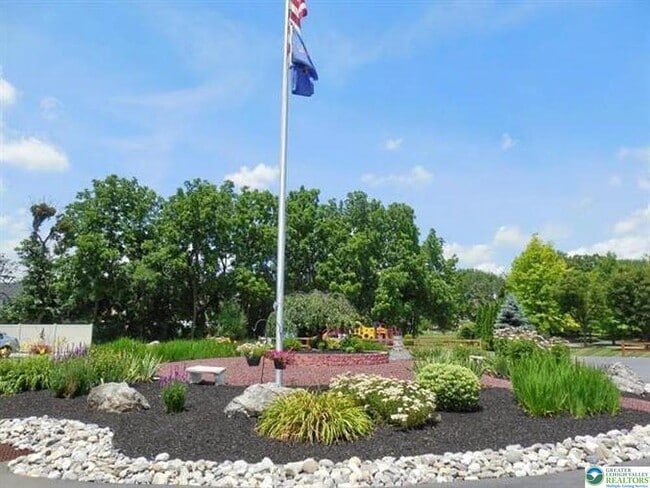 Building Photo - 102 Quaker Dr