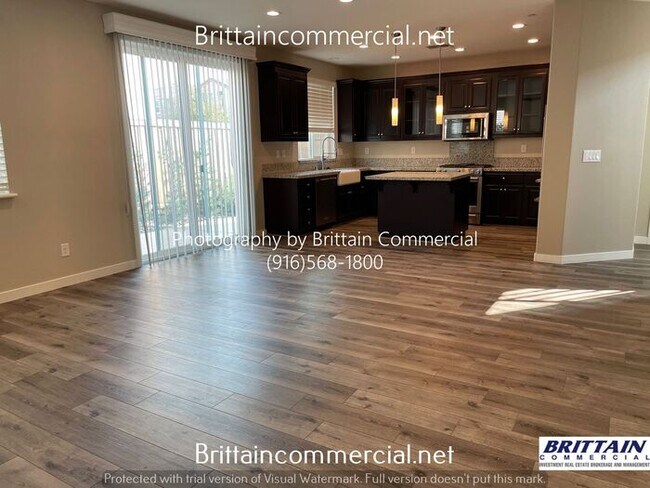 Building Photo - Beautiful 3 Bedroom 2.5 Bath Two Story Hom...