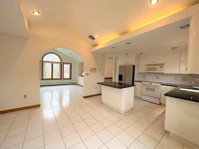 Foto del edificio - 116 Grover Rd
