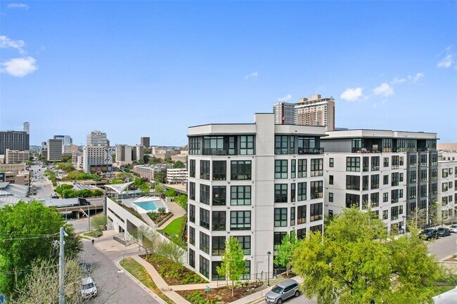 Foto del edificio - 800 Embassy Dr