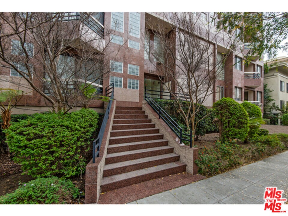 120 S Crescent Dr Unit 305, Beverly Hills, CA 90212 Room for Rent in