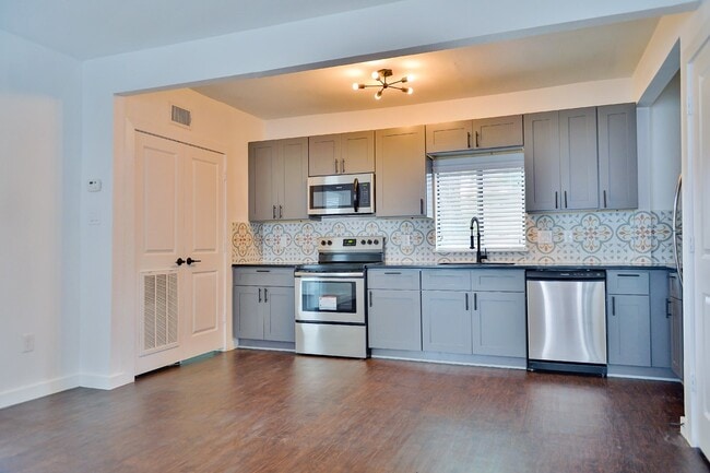 Building Photo - 2300 Stanford St