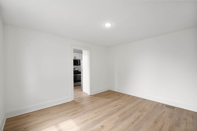 Foto del edificio - 2 BEDROOM END UNIT IN THE HEART OF DORMONT...