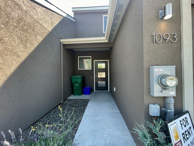 Building Photo - 2 Story Townhouse with Washer/Dryer, Fence...