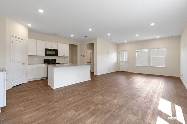 Building Photo - 5BR House in San Antonio