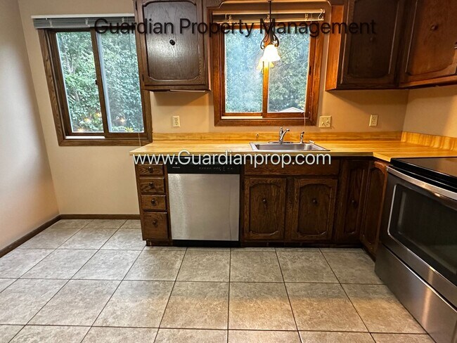 Building Photo - Marcy Holmes Side By Side Duplex, Laundry,...