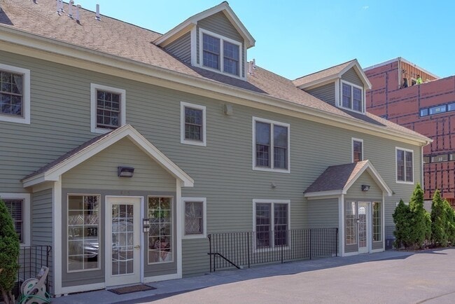 Building Photo - 467 Somerville Ave