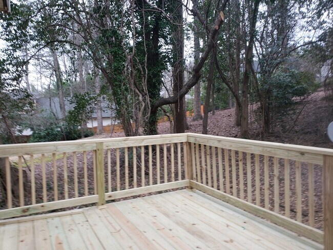 Building Photo - 3 bedroom duplex inside the Raleigh beltline