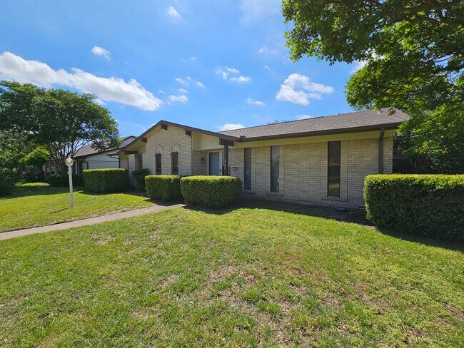 Building Photo - Absolutely Adorable... Lots of space