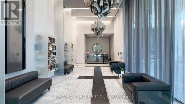 Building Photo - 8 Hillsdale Ave E