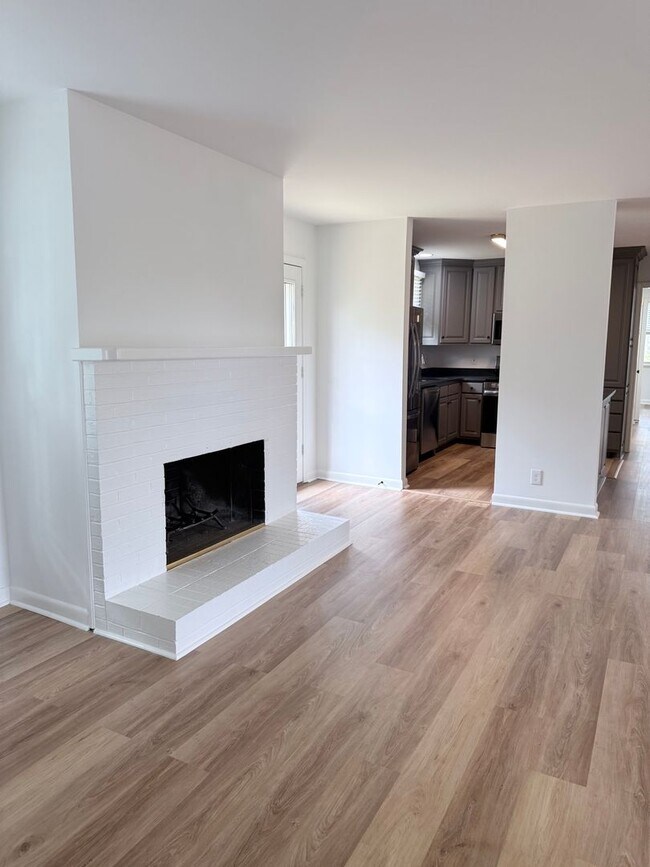 Foto del edificio - 4 bedroom/ 2 full bath in Brentwood/ a rare find