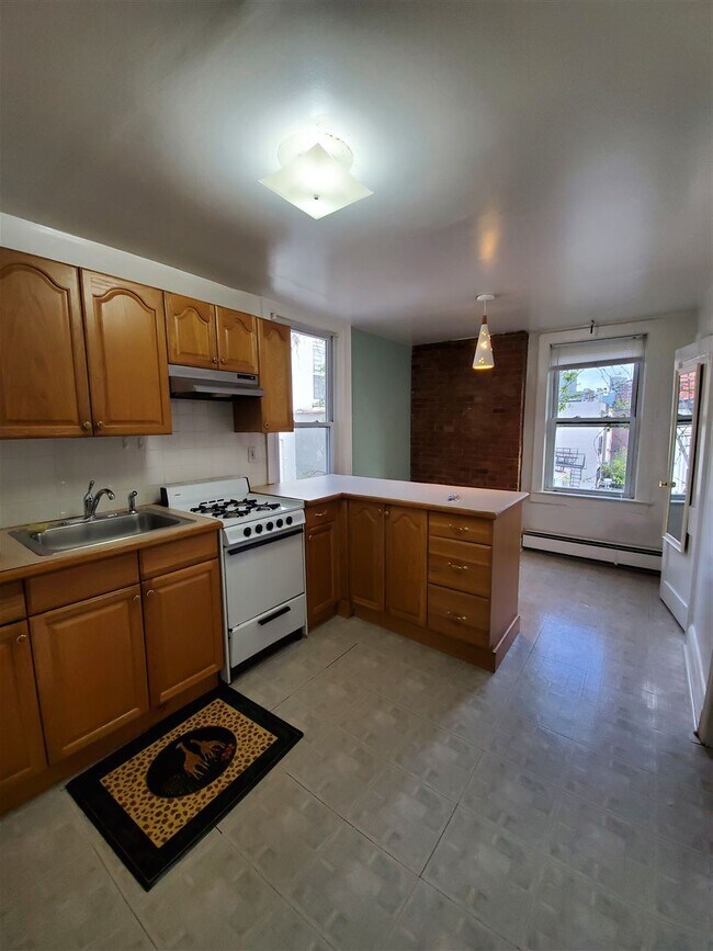 Building Photo - 207 3RD St