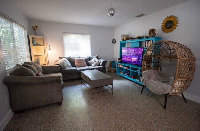 Área de estar - 100 38th Ave SE