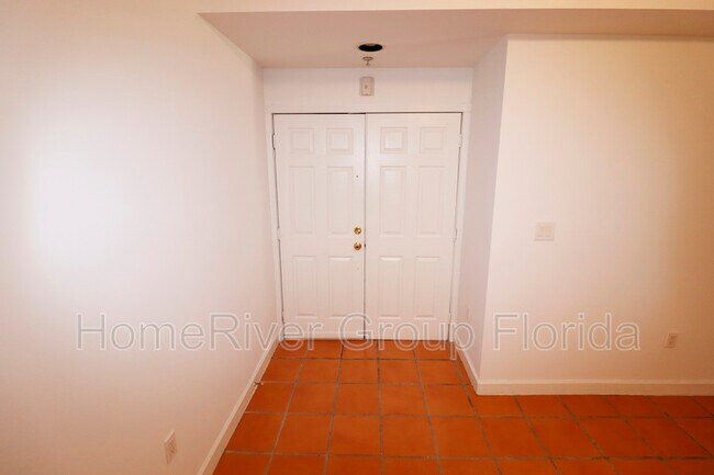 Building Photo - 323 Navarre Ave