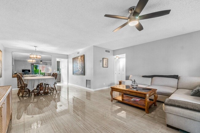 Building Photo - 2037 S Seacrest Blvd