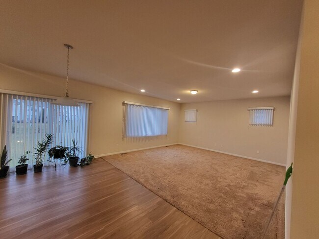 Building Photo - Luxurious 4 bedroom, 2.5 bath home in Holly