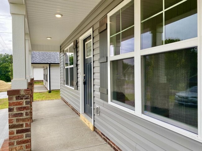 Building Photo - 610 Ben Ave