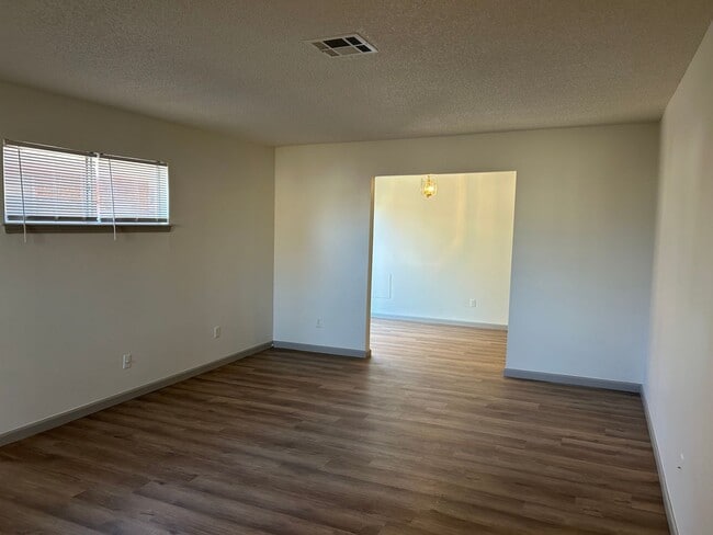 Building Photo - Charming 2-Bedroom / 2-Bathroom Home!