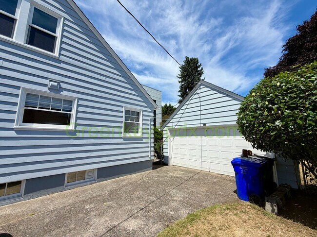 Foto del edificio - Lovely 3-Bedroom, 2-Bathroom House with Detached Garage in North Portland