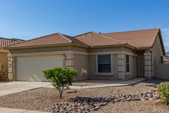 Foto del edificio - Check out this 3 bed/2 bath LARGE CORNER LOT!