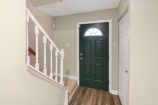 Building Photo - Amazing 3 BR/2.5 BA Townhome in Columbia!