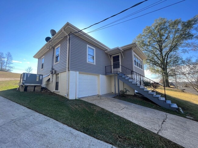 Building Photo - Back on the Market! Now Available!