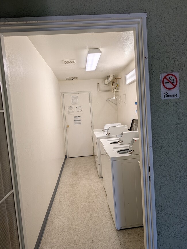 Foto del edificio - 635 W 21st St