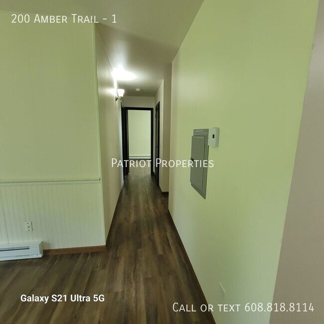 Building Photo - 2 bed/1 bath apartment in Sun Prairie, WI!
