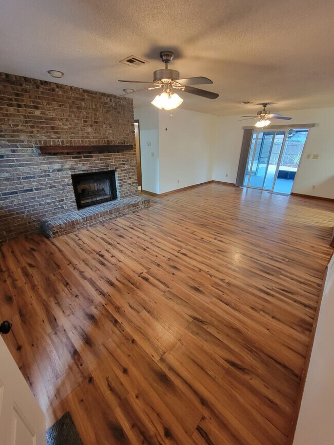 Building Photo - 601 NE 26th St