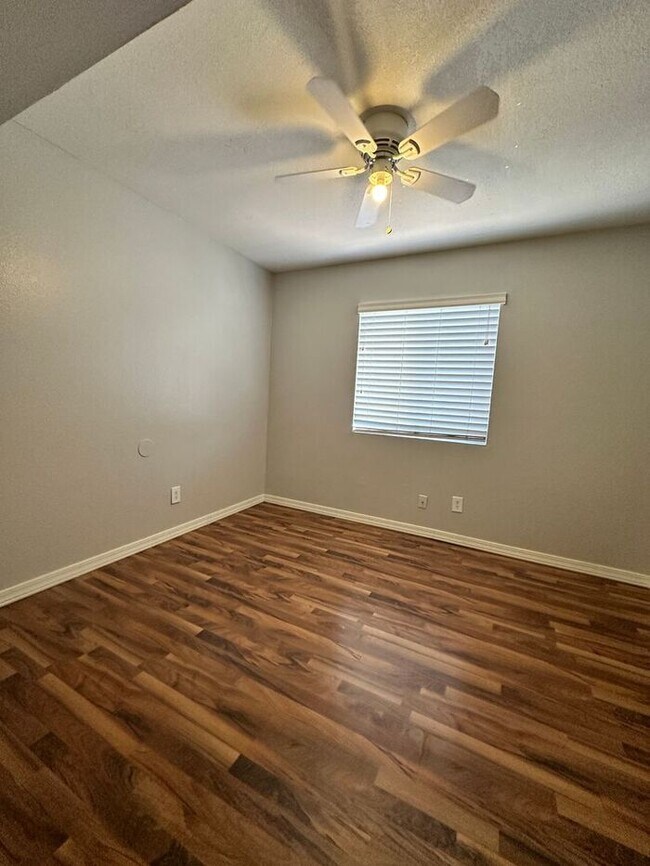 Building Photo - MOVE IN SPECIALS!! Condo 2Bedroom/2Bath Wo...