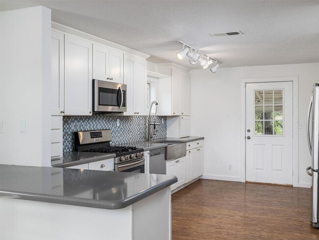 Building Photo - 2591 Spring Valley Dr