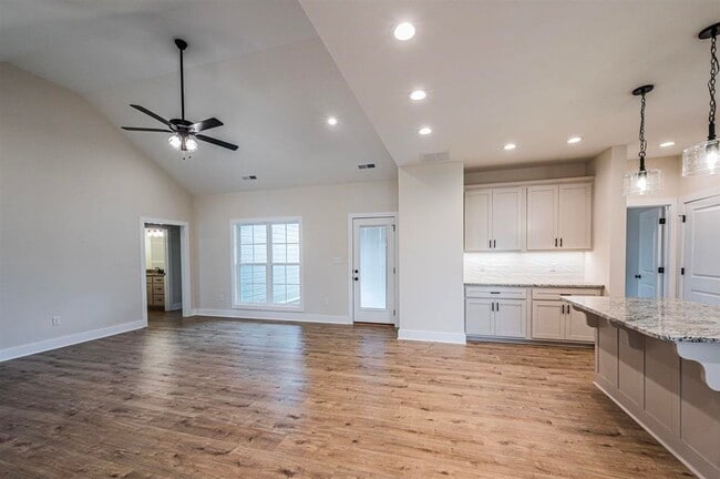 Foto del edificio - 2437 Topeka Rd