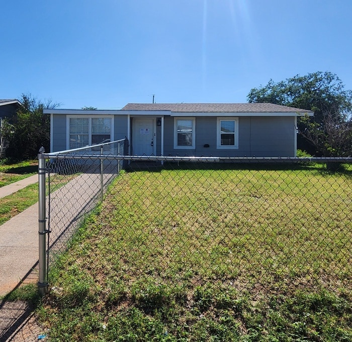 Primary Photo - 3 bed 1 bath home with large backyard!