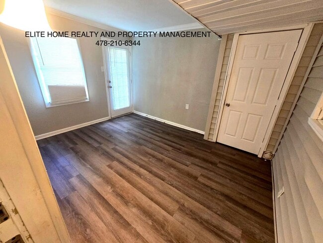 Building Photo - 810 Crestwood Terrace